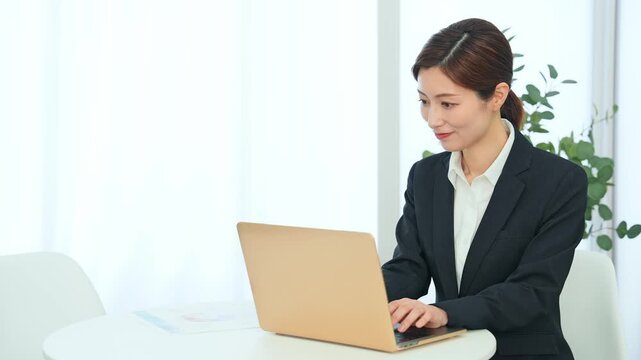 女性、ノートパソコン、ビジネス、ビジネスウーマン、キャリアウーマン、オフィス、仕事、PC、DX、事務、業務、IT、ビジネスパーソン、人材、働く、日本人、美人、ミドルエイジ、30代、40代、スーツ、営業、総合職、カフェ、笑顔、レポート、見積もり、作業、スタッフ、店員、経理、経営、ショップ、メール、SNS、テキスト、ブログ、記事、ライター、資格、スキル、副業、勉強、学習、リスキリング、コピースペース、