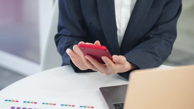 女性、オフィス、仕事、スマホ、ノートパソコン、認証、銀行、ネットバンキング、ログイン、顔認証、生体認証、2段階認証、2FA、セキュリティ、検索、調べる、事務、人材、働く、ビジネス、ビジネスパーソン、ビジネスウーマン、日本人、業務、リサーチ、DX、IT、デジタルトランスフォーメーション、SNS、ブログ、記事、ニュース、スキル、資格、パスワード、パスコード、リスキリング、学習、勉強、副業、コピースペー