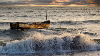 Pirogue de pêche au crépuscule © PPJ