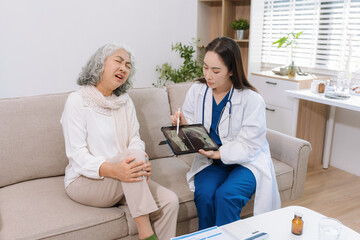 Fototapeta premium Knee model showing the process of osteoarthritis and knee arthroplasty, doctors explaining symptoms and treatment to patients.