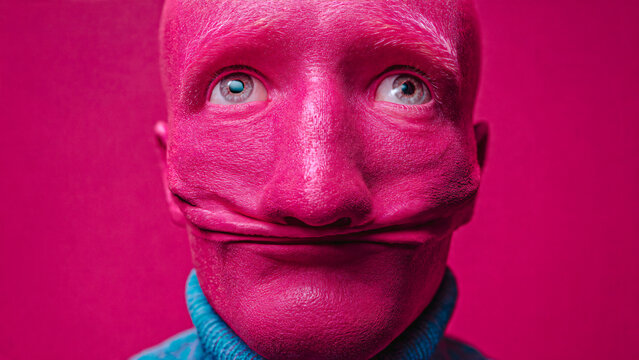Portrait d'un homme triste avec la peau pliss&eacute;e rose et sans bouche