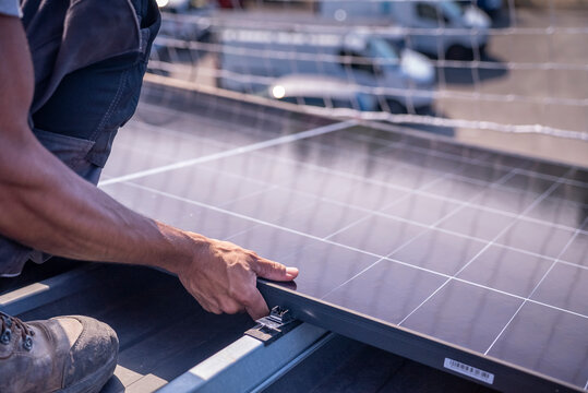 Installation de panneaux solaires sur une toiture 