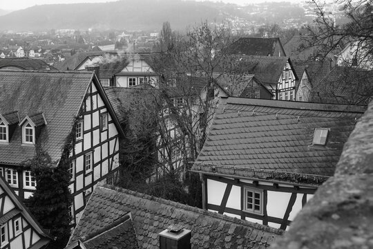 Altstadt Ansichten &uuml;ber D&auml;cher bei bedeckten Himmel ohne Menschen in schwarz weis Umsetzung
