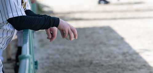 ベンチでボールを持っている人	