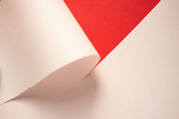 赤背景に引き裂かれた白い紙