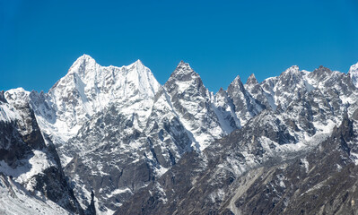 Obraz premium Untouched Himalayan Range with Dramatic Rocky Peaks.