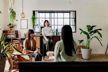 アンティークなカフェでくつろぐ女性