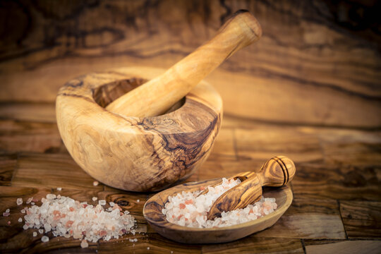 grobes Meersalz auf Oliven Holz