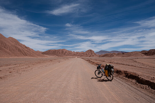 Breve descanso en carretera solitaria en el desierto