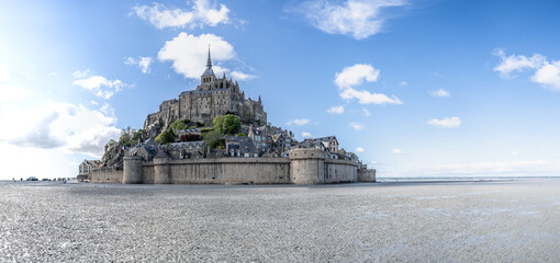 Mont-Saint-Michel in Normandie, France, wonder of the world © Nico -La boite bleue