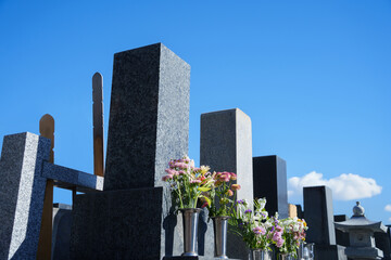 和型墓石と青空