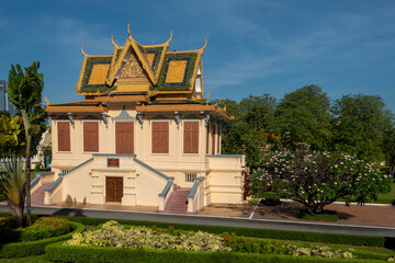Obraz premium Phnom Penh, Cambodia, 6th January 2026 - The Royal Palace. Hor Samran Phirun, the building where the king traditionally waits to mount his elephants