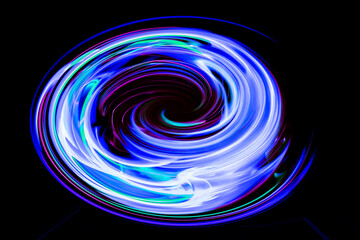黒バックに浮かぶ青色を基調とした光の渦
