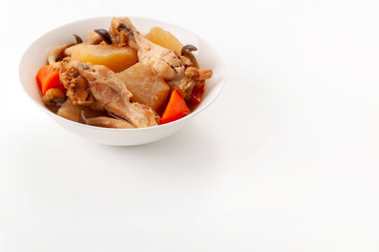 鶏手羽元と大根の煮物 人参としめじ入り 和風家庭料理