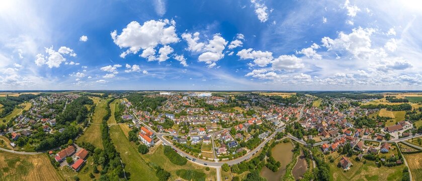 Die Marktgemeinde Dietenhofen an der Bibert in Mittelfranken aus der Vogelperspektive