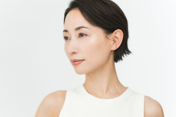 スキンケアプロセス。スキンケア仕上がりイメージ。ミドル世代日本人女性のポートレート