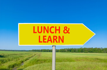 Obraz premium Lunch and learn symbol. Concept words Lunch and learn on beautiful yellow road sign. Beautiful blue sky green grass field background. Business, educational and lunch and learn concept. Copy space.