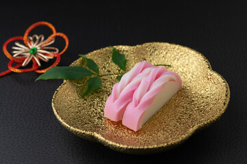 手綱の飾り切りが施された紅白蒲鉾