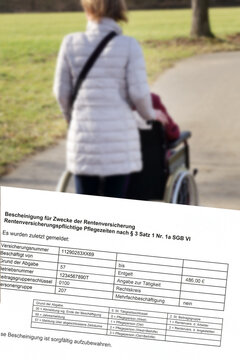 Bescheinigung &uuml;ber rentenversicherungspflichtige Pflegezeiten vor pflegebed&uuml;rftiger Person im Rollstuhl mit Pflegeperson