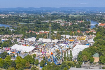 Obraz premium Ausblick auf das Gäubodenfest im niederbayerischen Straubing, zweitgrößtes Volksfest Bayerns