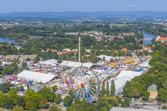 Ausblick auf das G&auml;ubodenfest im niederbayerischen Straubing, zweitgr&ouml;&szlig;tes Volksfest Bayerns