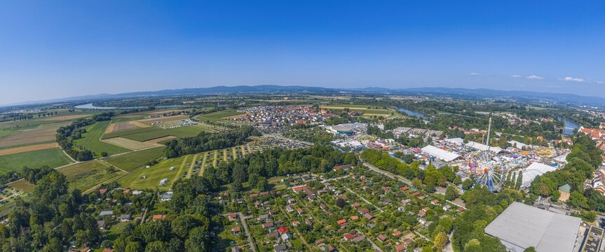 Straubing an der Donau w&auml;hrend des G&auml;ubodenfestes aus der Vogelperspektive