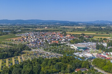 Obraz premium Ausblick auf das Gäubodenfest im niederbayerischen Straubing, zweitgrößtes Volksfest Bayerns