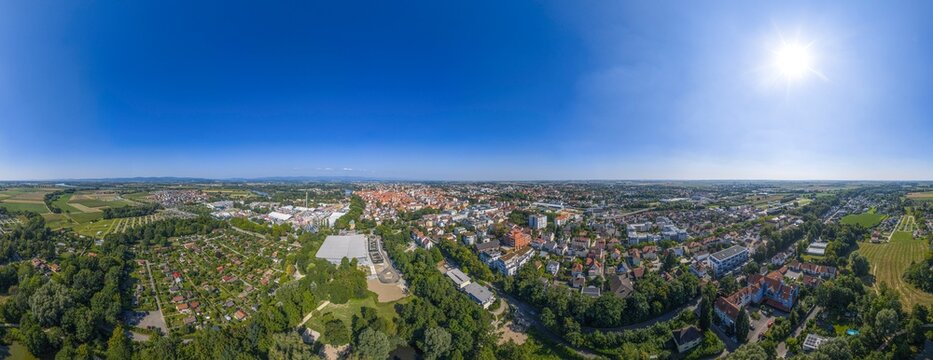 Straubing an der Donau w&auml;hrend des G&auml;ubodenfestes aus der Vogelperspektive