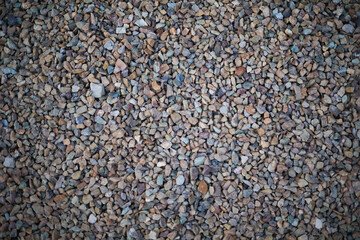 敷き詰められた沢山の細かい色々な砂利