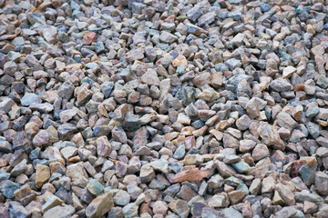敷き詰められた沢山の細かい色々な砂利