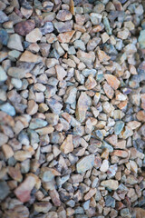 敷き詰められた沢山の細かい色々な砂利