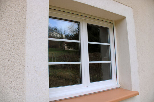 Double vitrage d'une fen&ecirc;tre, menuiserie en PVC blanc
