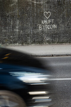 "Kauft Bitcoin" Aufforderung an eine Betonwand geschrieben