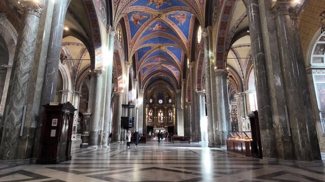 Slow motion view of nave in Santa Maria sopra Minerva