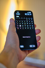 Handy Iphone in der Hand mit Kalender 