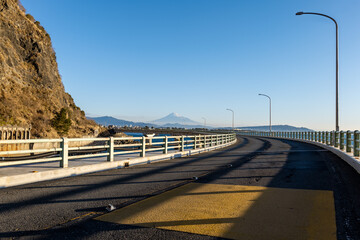 冬の快晴に映える大崩海岸の海上高架橋と駿河湾越しに望む富士山
