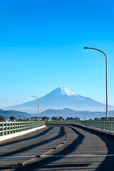 富士山へと続く真っ直ぐな海沿いの道が描く旅の風景
