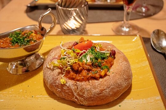gera, deutschland - traditionelle brotsuppe auf einem tablett
