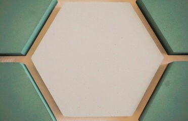 Wanddekoration mit beigem 6-eck mit goldfarbenem Rahmen als Hintergrund