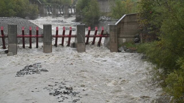 fiume in piena briglia briglie diga piena temporale nubifragio 