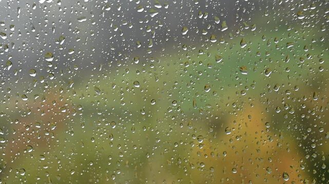 gocce acqua su vetro temporale pioggia 