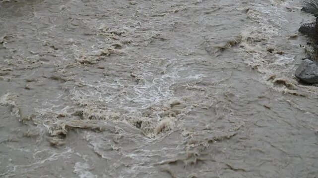 fiume in piena frana pericolo fiume grosso pauroso paura 