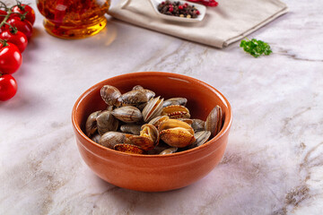 Steamed vongole clams with spices © Andrei Starostin