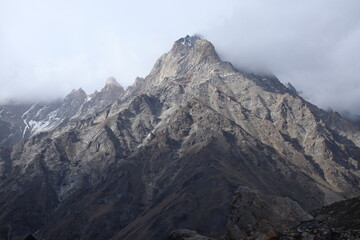 Obraz premium apovan Base Camp is a breathtaking high-altitude meadow nestled in the heart of the Indian Himalayas, From this pristine campsite, the majestic Mount Shivling rises sharply into the sky,