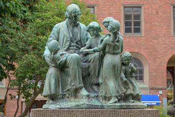 Obraz premium Topelius und Kinder, Denkmal für Zacharias Topelius im Kaartinkaupunki, Koulupuistikko, Helsinki, Finnland