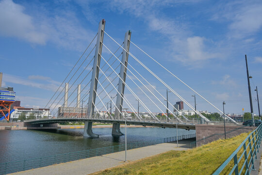 Crusellinsilta Br&uuml;cke, Ruoholahti-Bucht, Stadtteil L&auml;nsisatama, Helsinki, Finnland