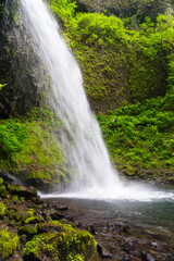 Obraz premium Horsetail Falls and Triple Falls Trail, Columbia River Gorge National Scenic Area, Oregon