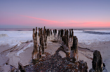 Zimowy wsch&oacute;d słońca nad Bałtykiem