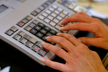 Registrierkasse mit H&auml;nden