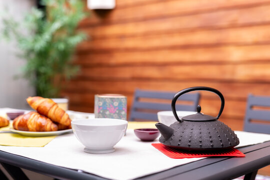 D&eacute;tail d'une table de petite d&eacute;jeuner fran&ccedil;ais